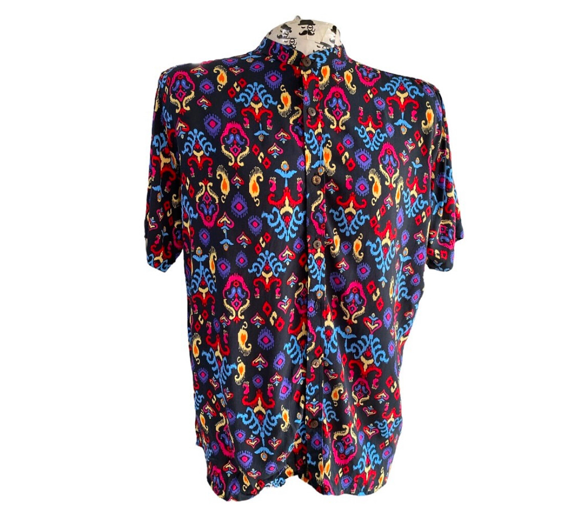 Camisa negra con figuras colores, rojo azul amarillo