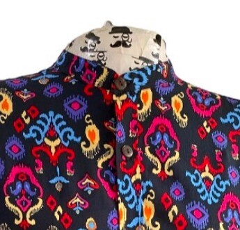 Camisa negra con figuras colores, rojo azul amarillo