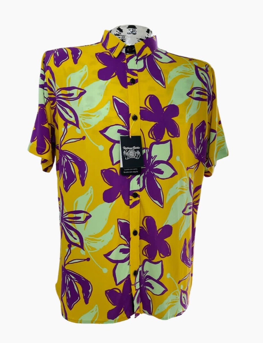 Camisa  de hombre amarilla con flores moradas y verdes