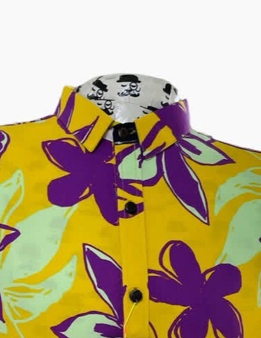 Camisa  de hombre amarilla con flores moradas y verdes