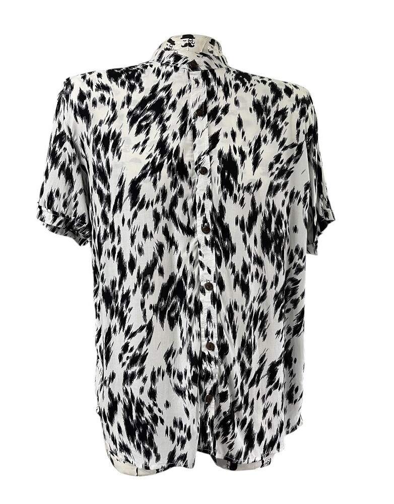 Camisa de hombre blanca con formas en negro