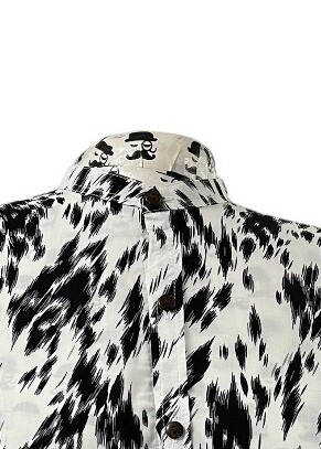 Camisa de hombre blanca con formas en negro