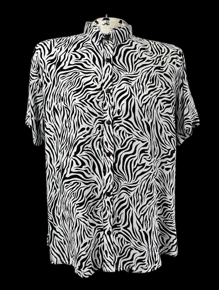 camisa de hombre blnca con formas cebra negras