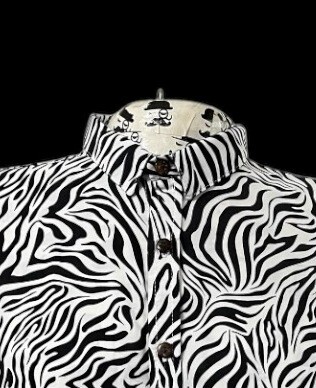 camisa de hombre blnca con formas cebra negras